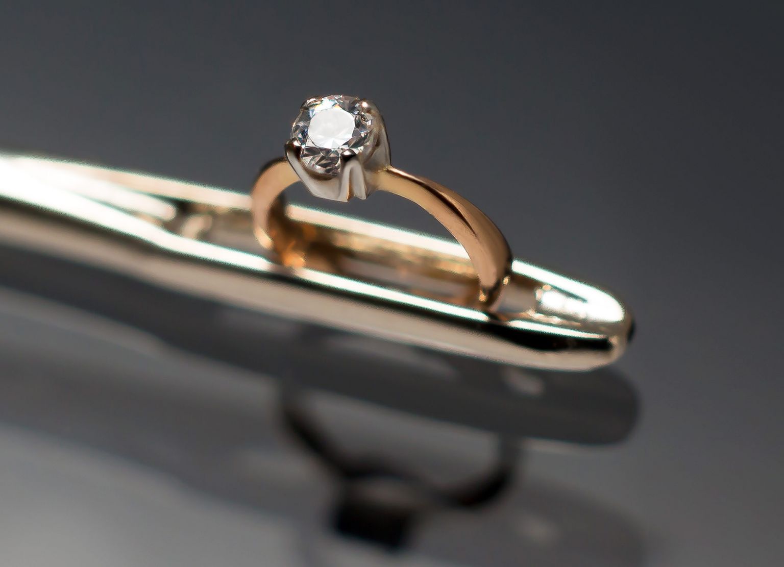 The Smallest Diamond Ring In The World On A Needle 1536x1111 