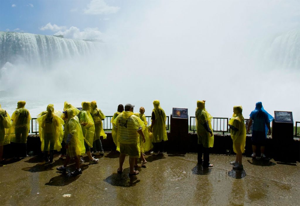 Experience the jaw-dropping Niagara Falls virtually