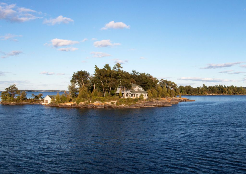 Fly over 1000 Islands National Park on a 360° helicopter tour