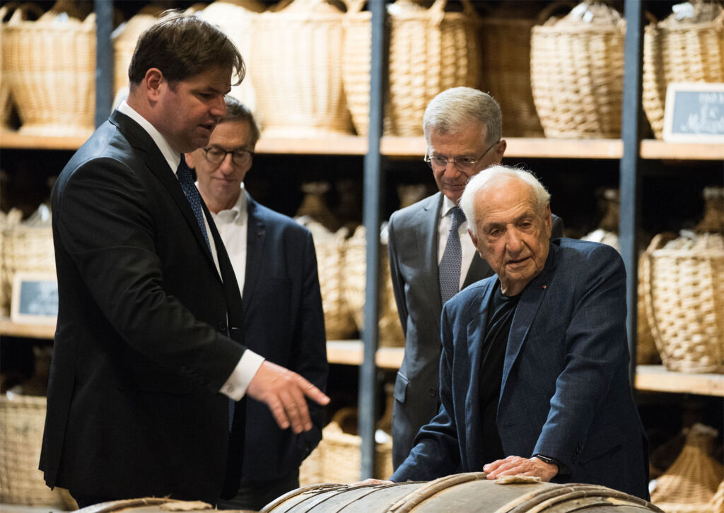 The architect Frank Gehry on a tour in Cognac