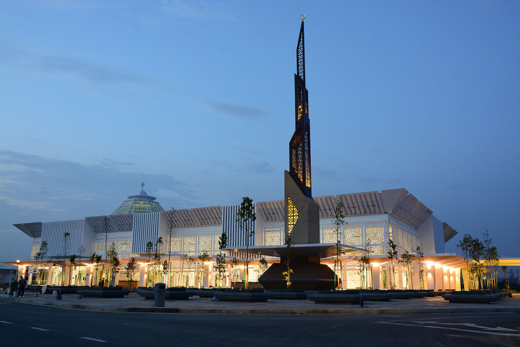 Raja Haji Fi Sabilillah Mosque at night