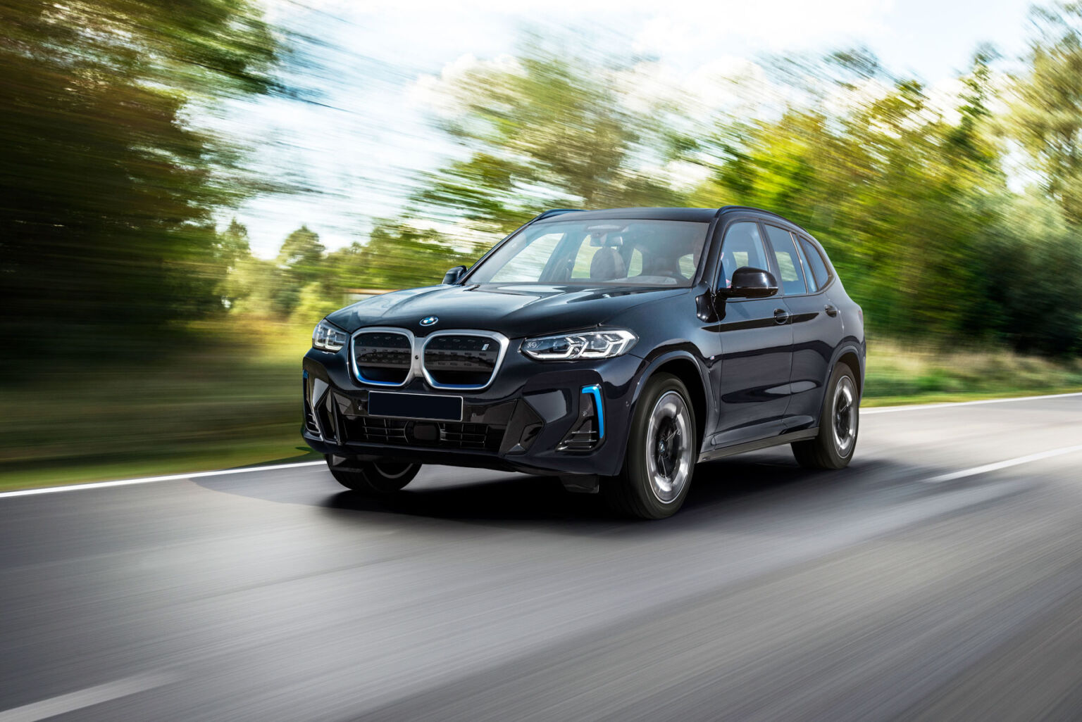 Luxurious Magazine Road Tests BMW's IX3 M Sport Pro