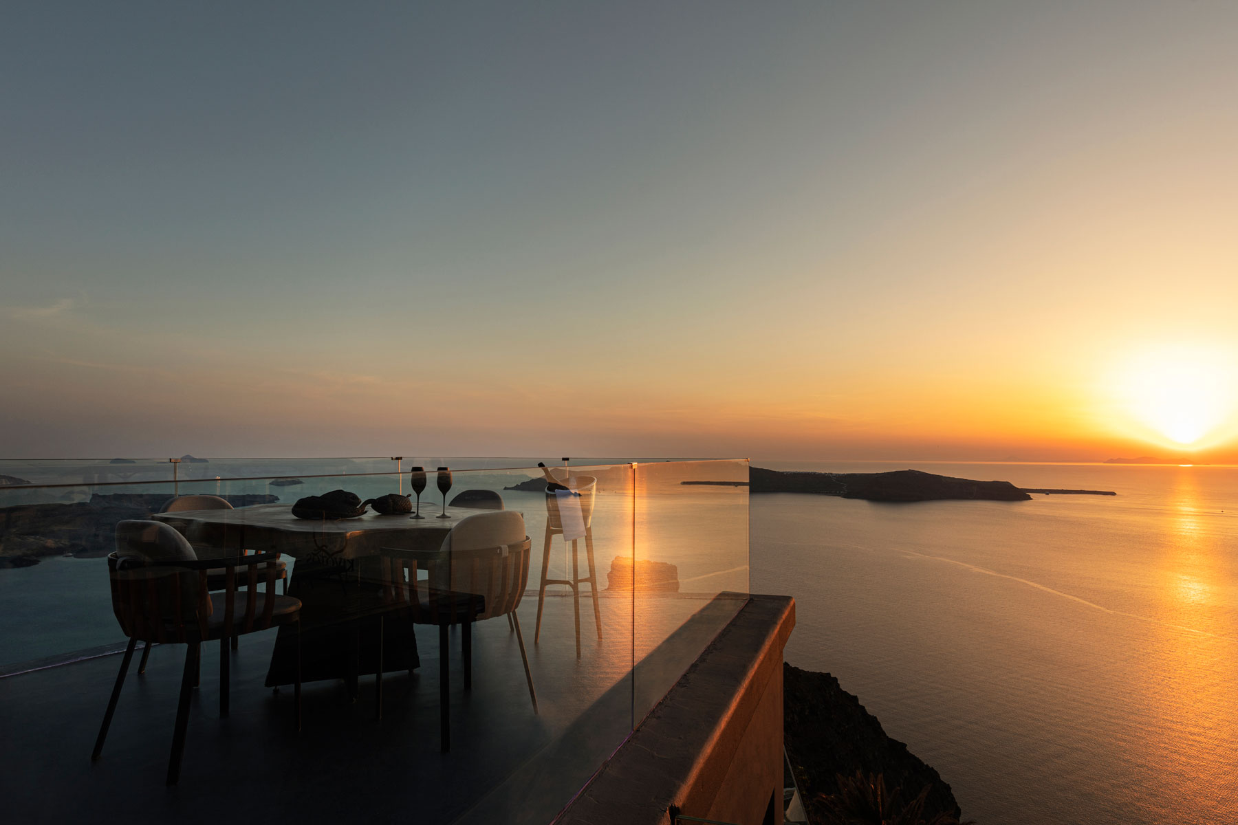 Kivotos Santorini's MAVRO Restaurant Unveils New Sensory Dining Experience