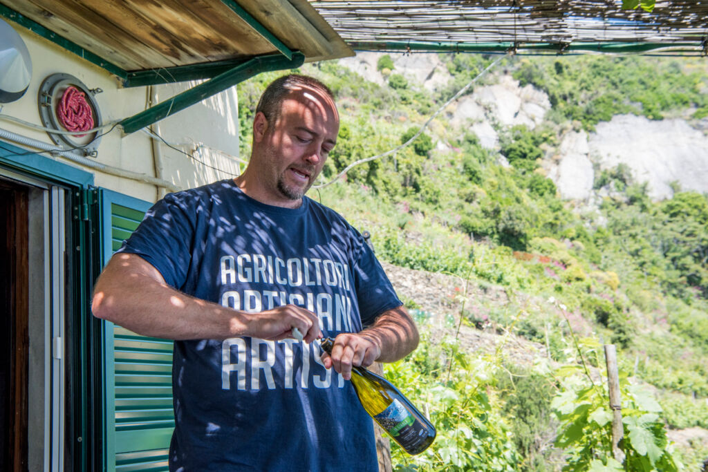 Heydi Bonanini opening a bottle