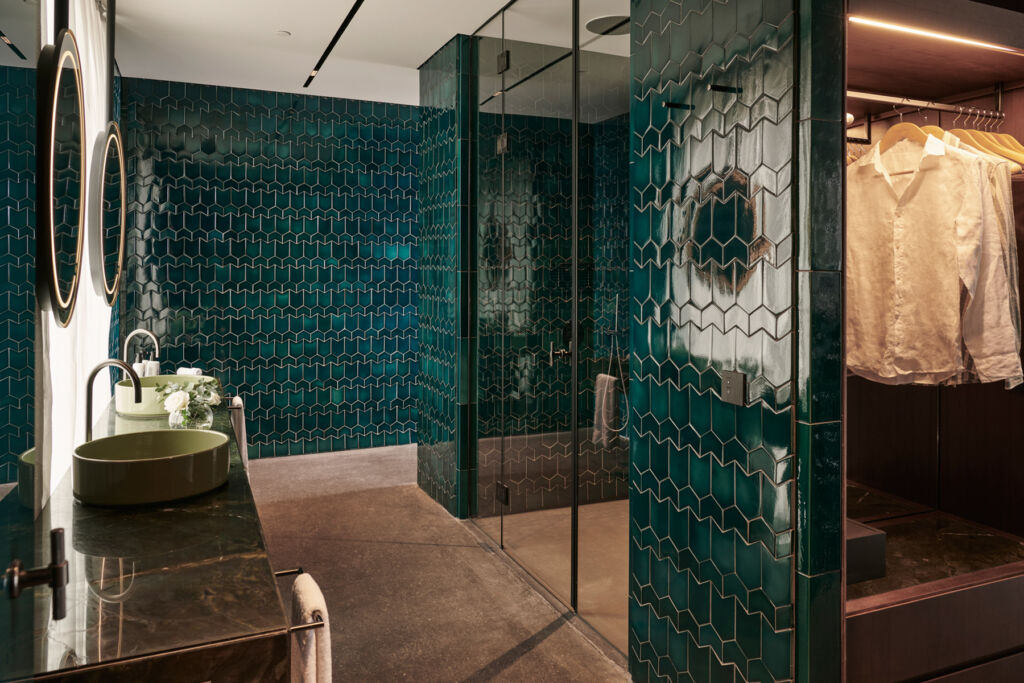 The spectacular green tiled bathroom