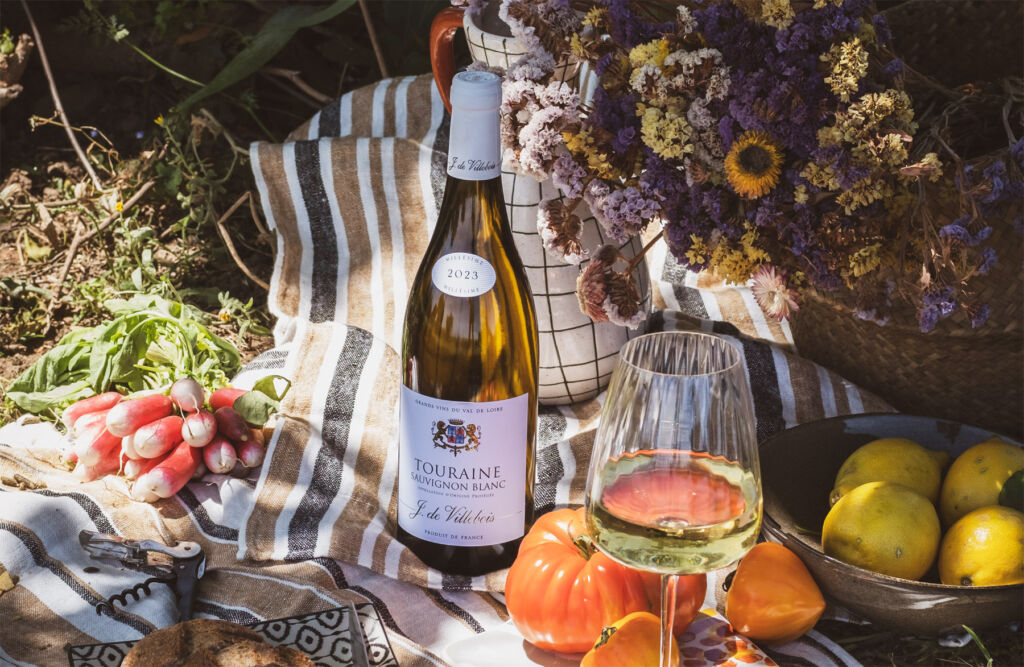 A bottle of Touraine Sauvignon Blanc 2023 at a picnic