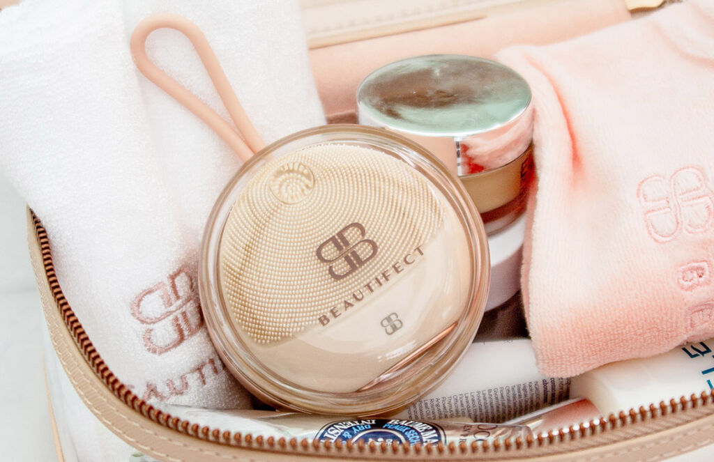 The compact cleansing device in a beauty case