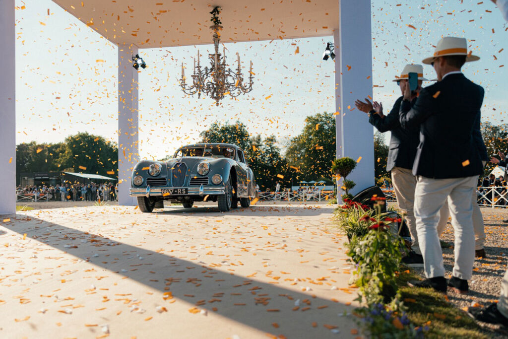 Judges applauding one of the classic cars