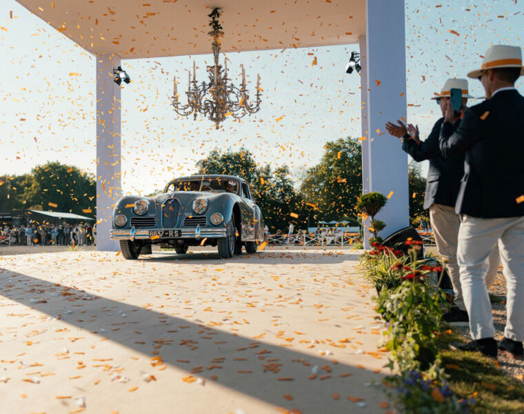 Judges applauding one of the classic cars