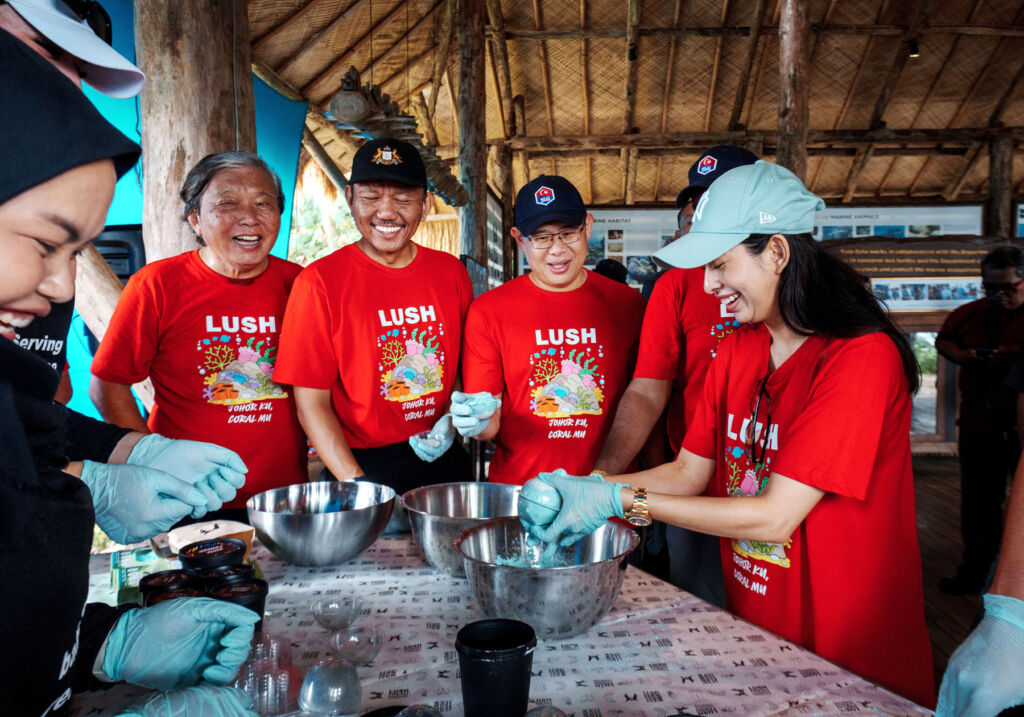 Tunku Tun Aminah Sultan Ibrahim Ismail getting hands on with the initiative